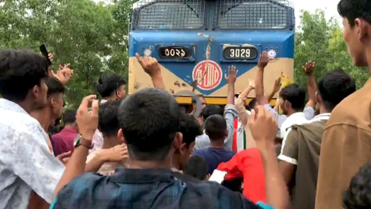অটোরিকশায় ট্রেনের ধাক্কা, নিহত ৫