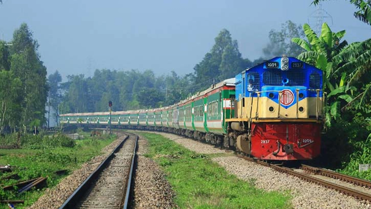 ছাত্র-জনতাকে ঢাকায় আনতে ৮ জোড়া ট্রেন ভাড়া করল সরকার