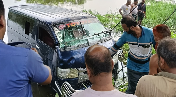 মাইক্রোবাস খালে, একই পরিবারের নিহত ৭