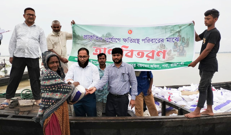 প্লাবিত পবার চরাঞ্চলের ২০০ পরিবারে  চাল পৌছালো উপজেলা প্রশাসন