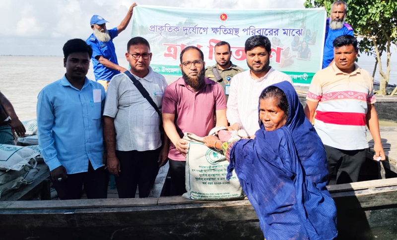 ঢেউয়ের গর্জন উপেক্ষা করে দুর্গম চরে ত্রাণ পৌঁছাল পবা উপজেলা  প্রশাসন