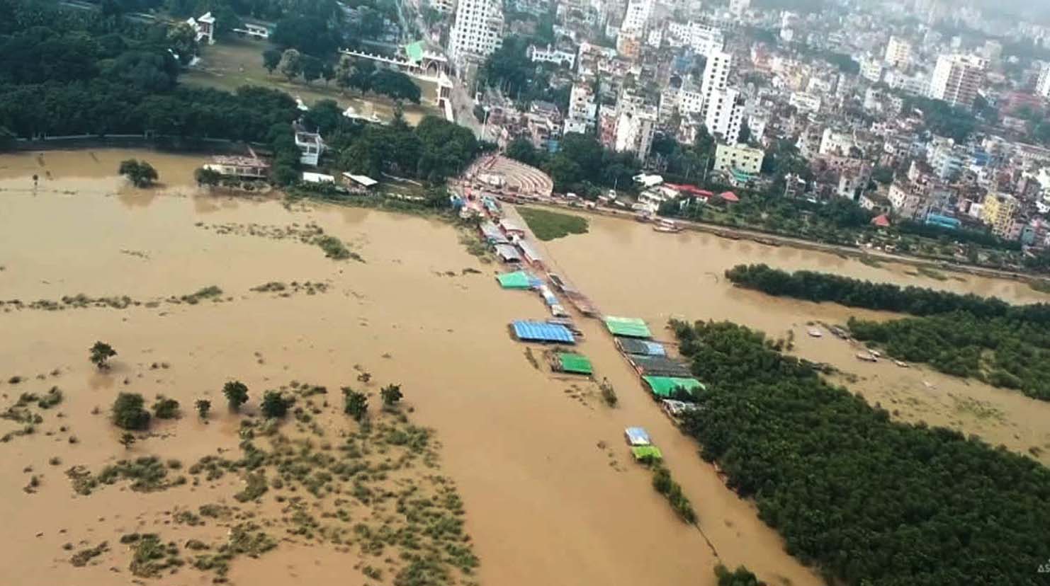 রাজশাহীতে ৪৮ ঘন্টা একই উচ্চতায় পদ্মা, টংঘর ডুবে বিপাকে ক্ষুদ্র ব্যবসায়ীরা