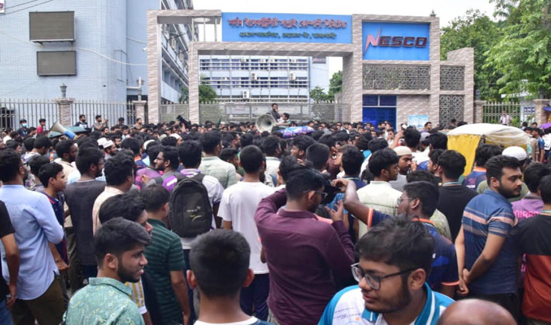 নেসকো ঘেরাও করে রুয়েট শিক্ষার্থীদের বিক্ষোভ