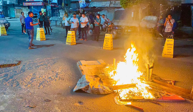 রাজশাহীতে গভীর রাতে জাপা অফিস ভাঙচুর, সাইনবোর্ডে আগুন