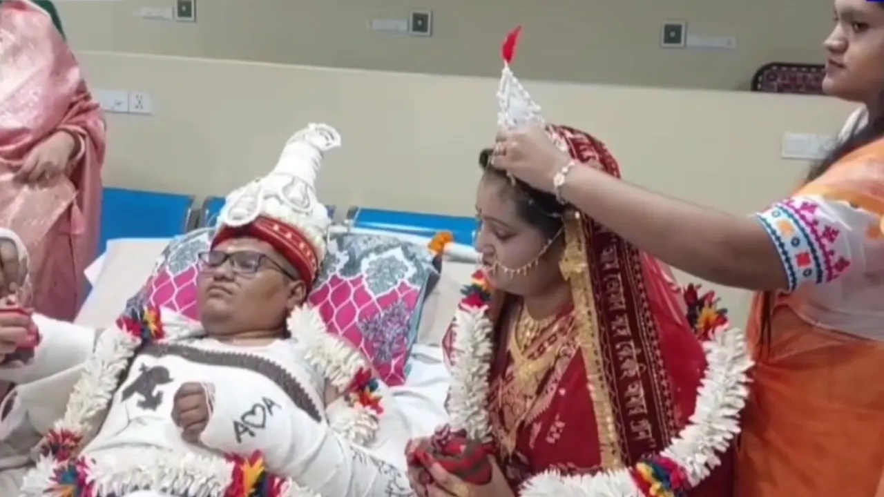 হাত-পায়ে ব্যান্ডেজ নিয়েই হাসপাতালে বিয়ে