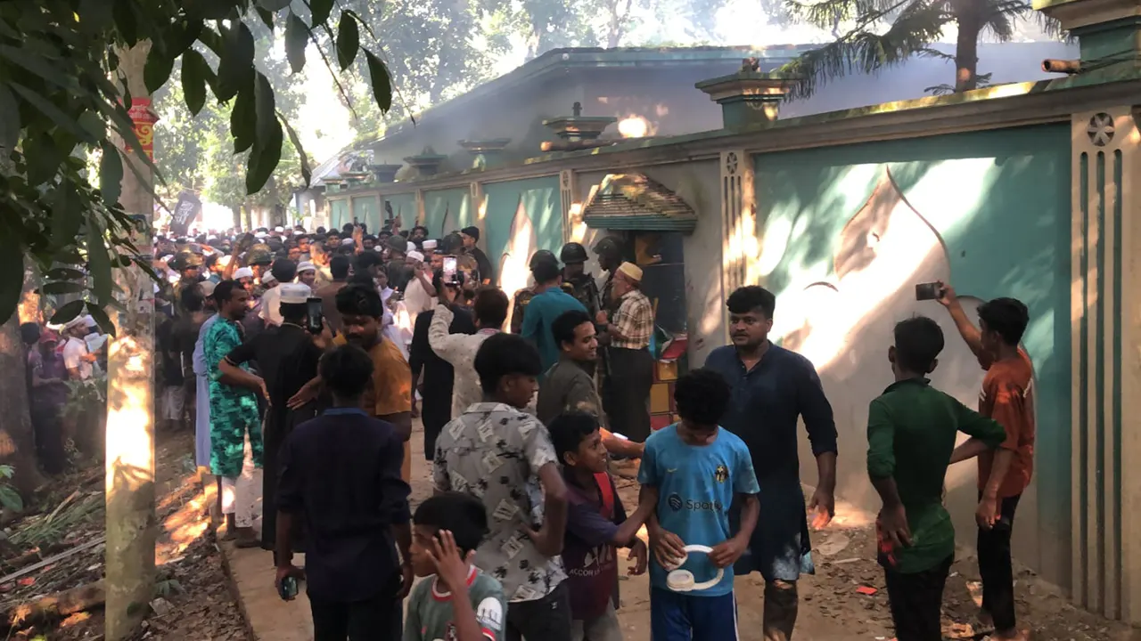 নুরাল পাগলের দরবারে পু‌লি‌শের ওপর হামলায় মামলা