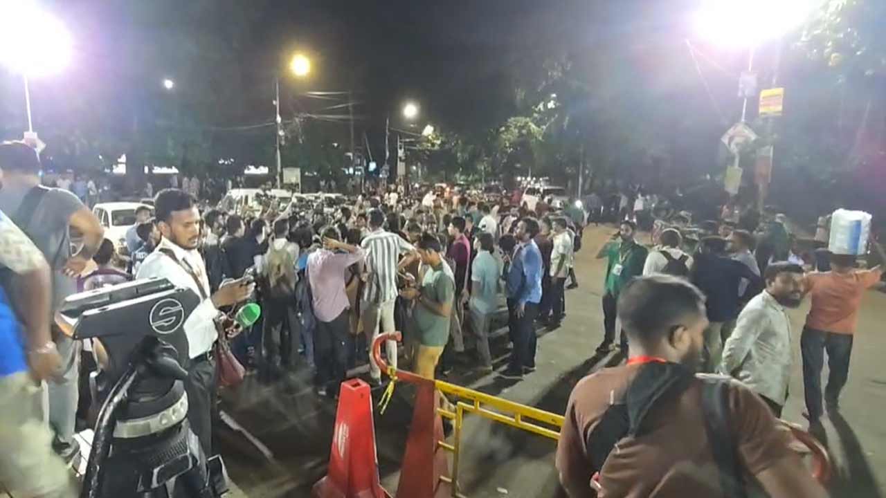 মথমে ঢাবি ক্যাম্পাস, সতর্ক আইনশৃঙ্খলা বাহিনী