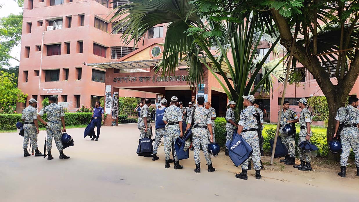 কড়া নিরাপত্তায় চলছে জাকসু নির্বাচন