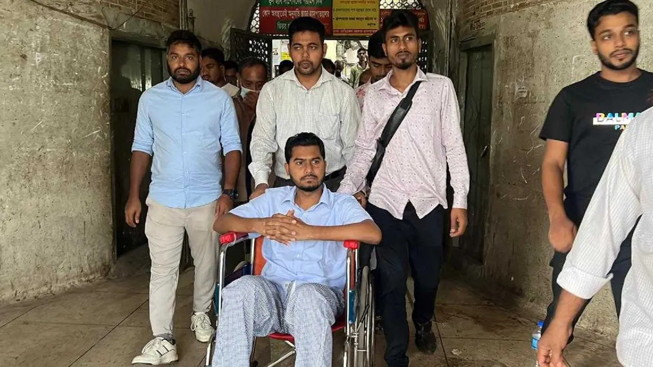 হাসপাতাল ছাড়লেন নুর