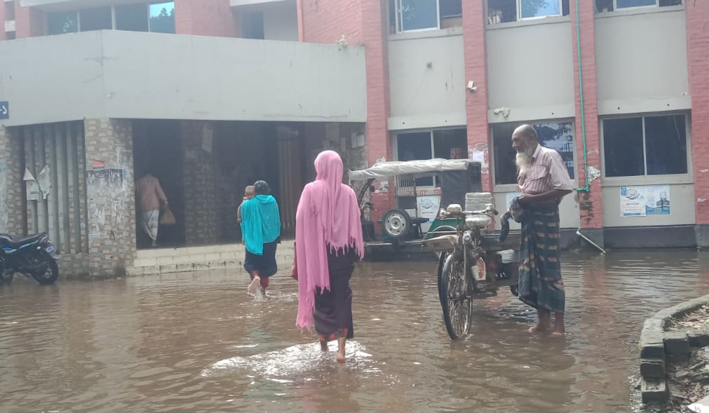 পুঠিয়ায় স্বাস্থ্য কমপ্লেক্সের প্রবেশ পথেই জলাবদ্ধতা