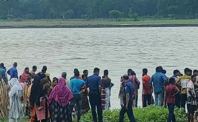পদ্মায় নৌকাডুবিতে একজনের মৃত্যু, নিখোঁজ ২