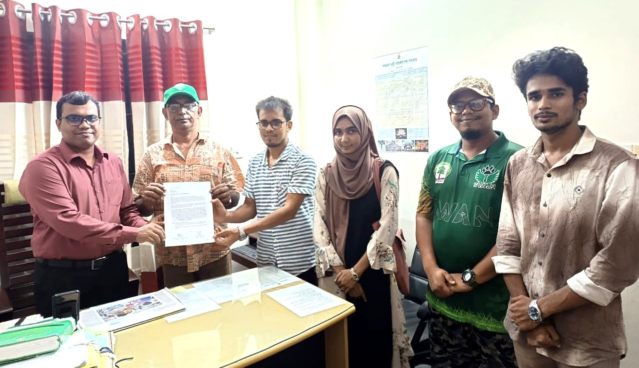 রাজশাহী সার্কিট হাউজের বৃক্ষ রক্ষাসহ তিন দফা দাবিতে স্মারকলিপি