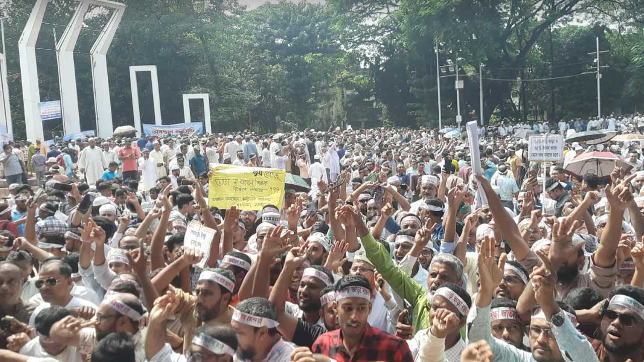 শহীদ মিনারে হাজার হাজার শিক্ষক