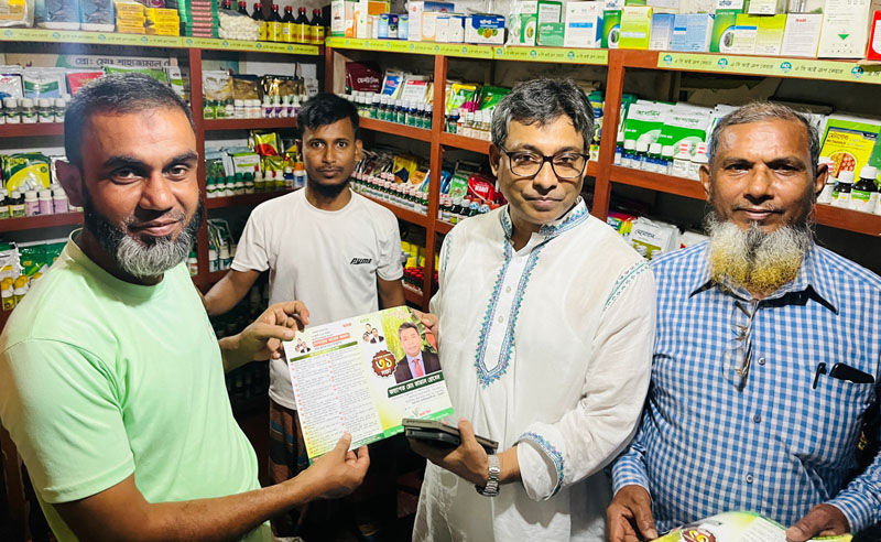 তারেক রহমানের ৩১ দফার বুকলেট নিয়ে বাগমারার গ্রামে গ্রামে কামাল