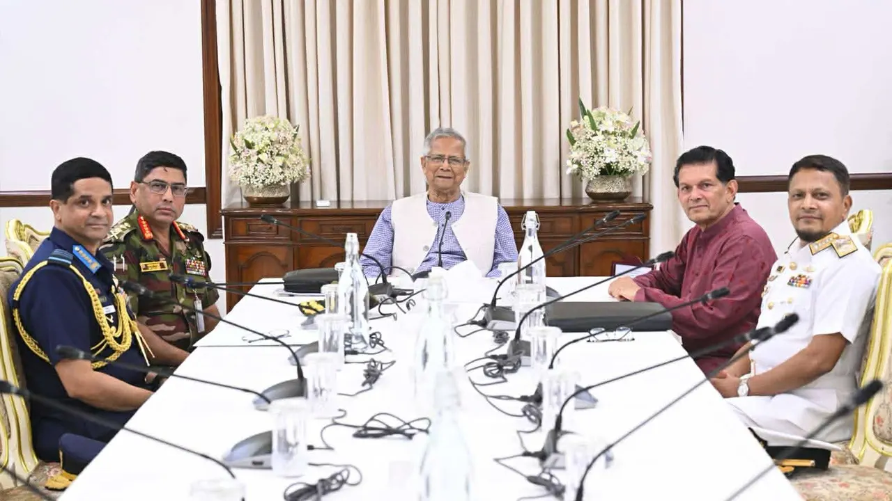 প্রধান উপদেষ্টার সঙ্গে ৩ বাহিনীর প্রধানের সাক্ষাৎ