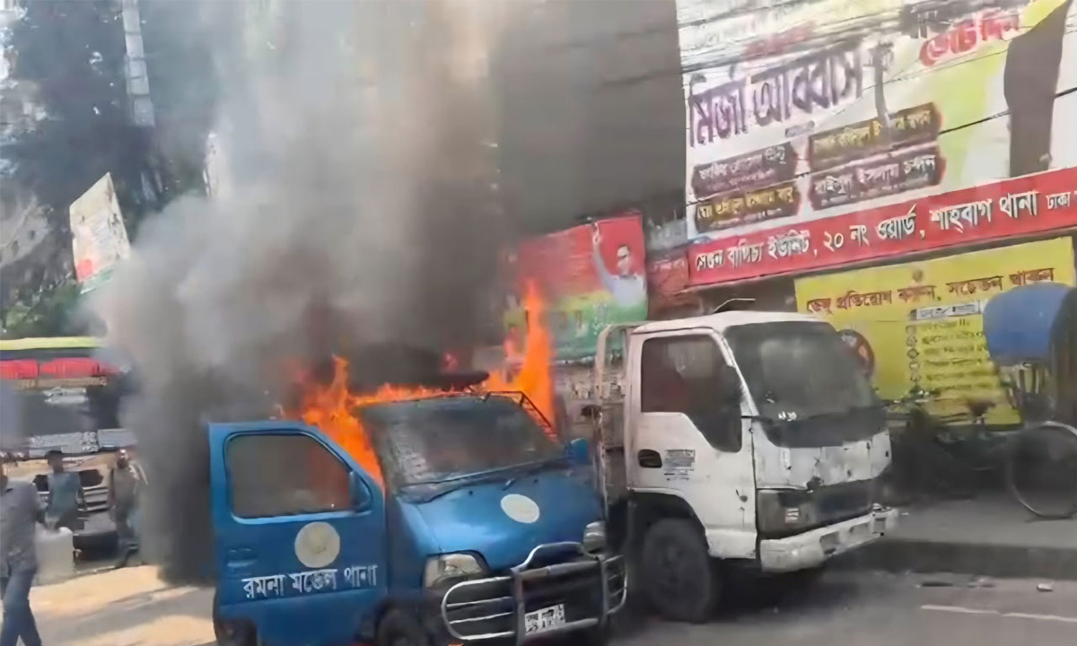 রমনায় হঠাৎ পুলিশের গাড়িতে আগুন