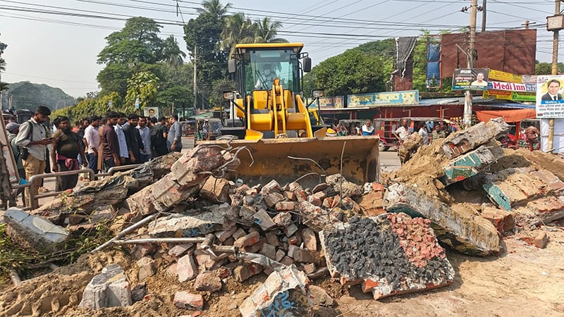 ঝিনাইদহে গুঁড়িয়ে দেওয়া হলো শেখ মুজিবের মুরাল