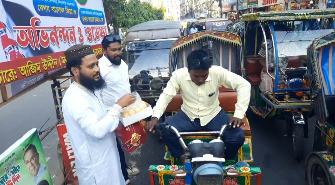 শেখ হাসিনার মৃত্যুদণ্ডের রায়ে রাজশাহীতে মিষ্টি বিতরণ