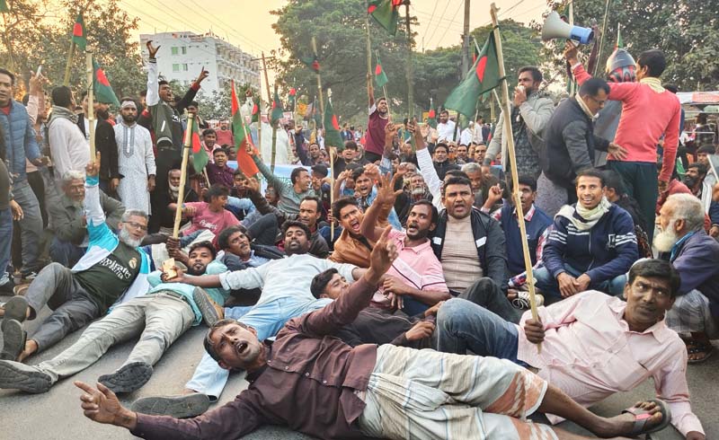 রাজশাহী-৩ আসনে বিএনপির স্থানীয়  প্রার্থীর দাবিতে মহাসড়ক অবরোধ