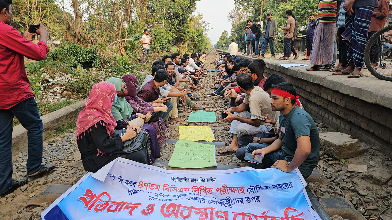 ঢাকা-রাজশাহী রেললাইন অবরোধ