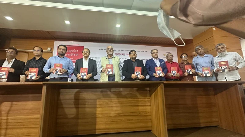 রাজনৈতিক-সামাজিক ভূমিকম্পের আশঙ্কা দেখছেন দেবপ্রিয় ভট্টাচার্য