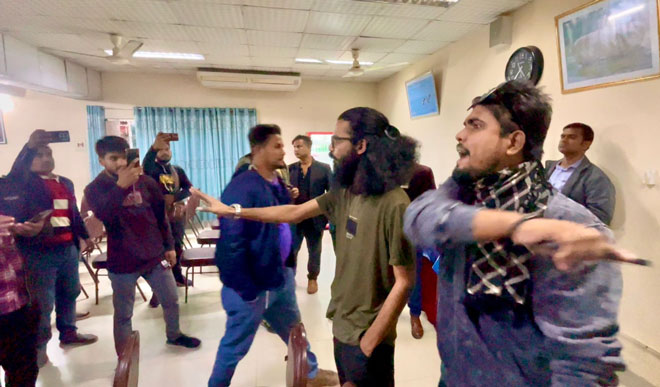 রাজশাহীতে সাংবাদিকদের তালাবদ্ধ করার হুমকি