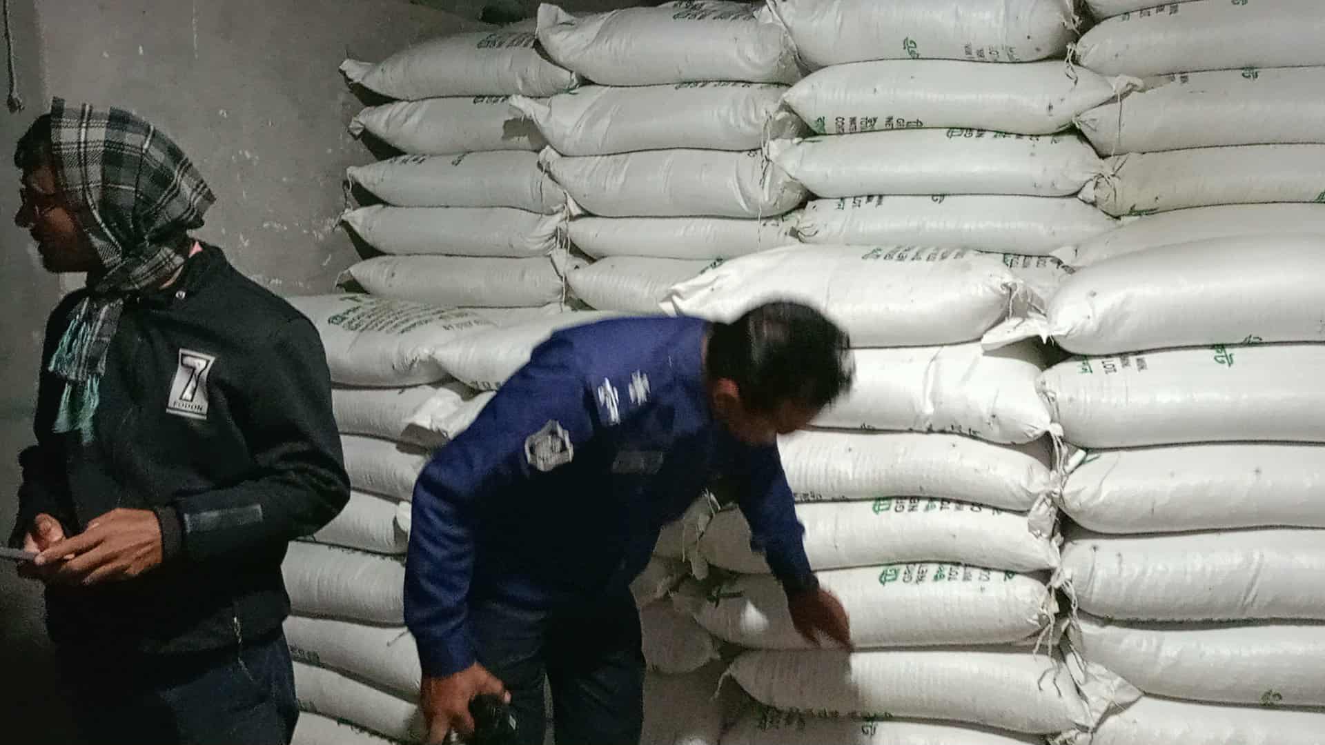 বাগমারায় স্বেচ্ছাসেবক  লীগ নেতার বাড়ি থেকে  ৪৪৪ বস্তা সার জব্দ