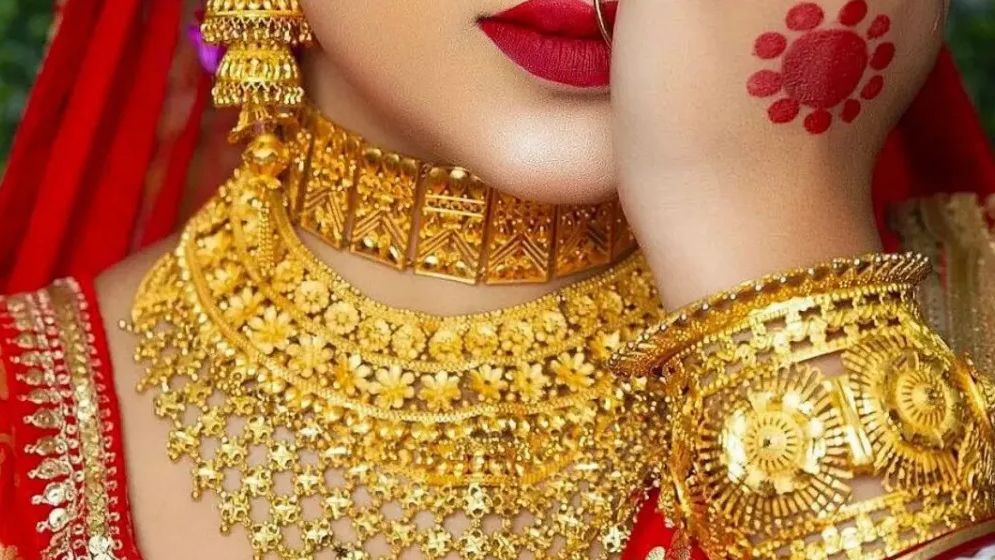 রেকর্ড ভেঙে সোনার ভরি দুই লাখ ২৭ হাজার ছাড়াল
