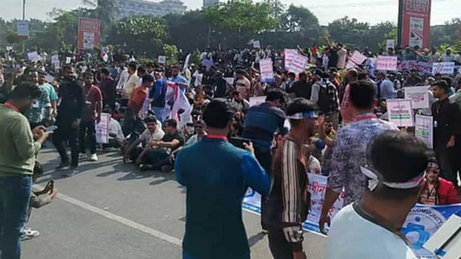 বিটিআরসির সামনে সড়ক অবরোধ মোবাইল ফোন ব্যবসায়ীদের