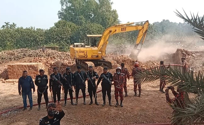 বাগমারায় অবৈধ চারটি ইটভাটা গুঁড়িয়ে দিল প্রশাসন