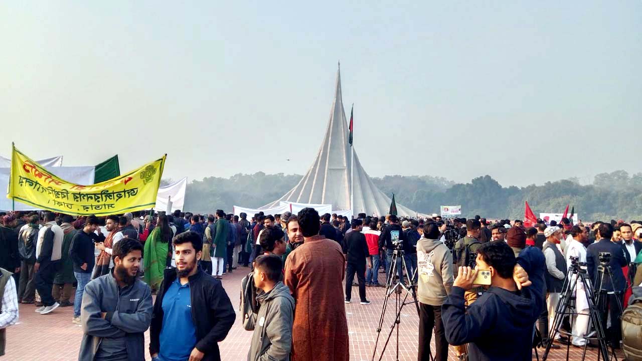 জাতীয় স্মৃতিসৌধে সর্বস্তরের মানুষের শ্রদ্ধা