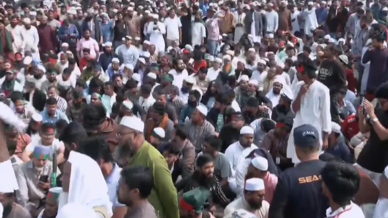 মানিক মিয়া অ্যাভিনিউয়ে মানুষের ঢল