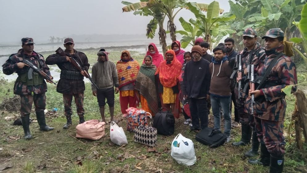 সীমান্তে অবৈধ অনুপ্রবেশের দায়ে ২৭ জন আটক