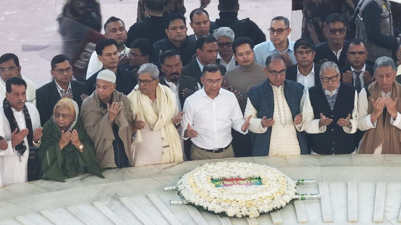 বাবার কবর জিয়ারত করলেন তারেক রহমান