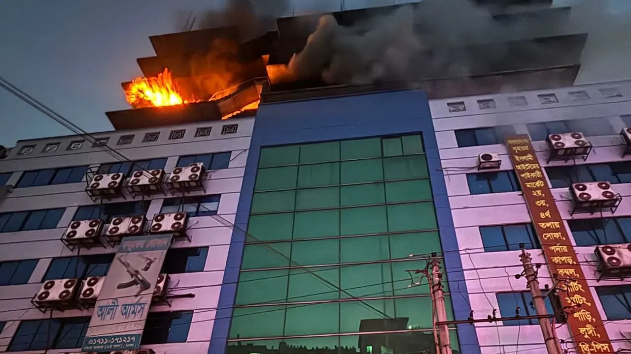 গুলিস্তানে খদ্দর বাজার কমপ্লেক্সে আগুন