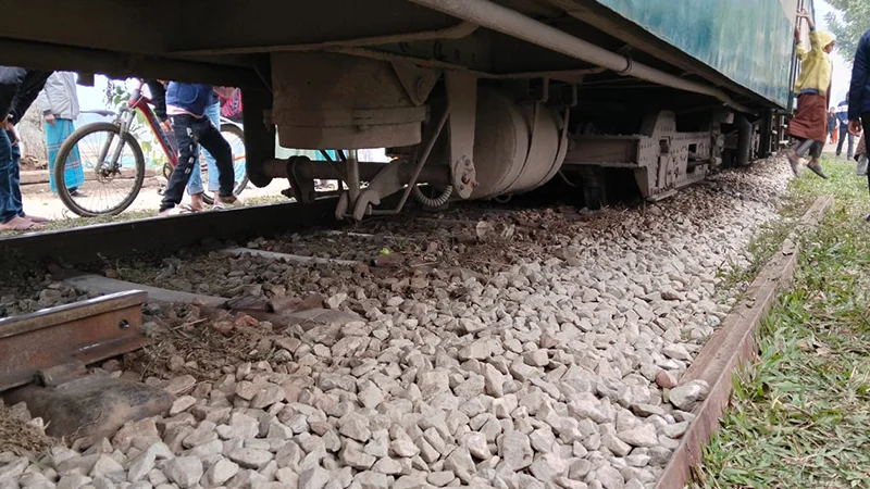 গভীর রাতে রেললাইন খুলে ফেলায় ট্রেন লাইনচ্যুত