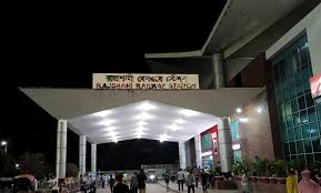 রাজশাহী স্টেশনে স্বামীর সঙ্গে ট্রেনে উঠতে গিয়ে নিচে পড়ে স্ত্রীর মৃত্যু