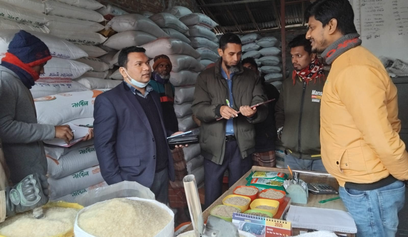 বাগমারায় পলিথিন পরিহার ও পাটজাত মোড়ক ব্যবহারে লিফলেট বিতরণ