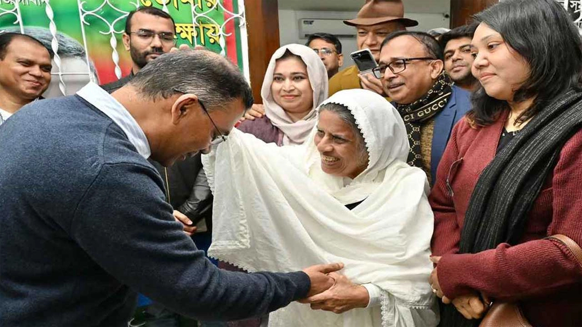 মা হারানো তারেক রহমানের মাথায় মাতৃস্নেহের হাত