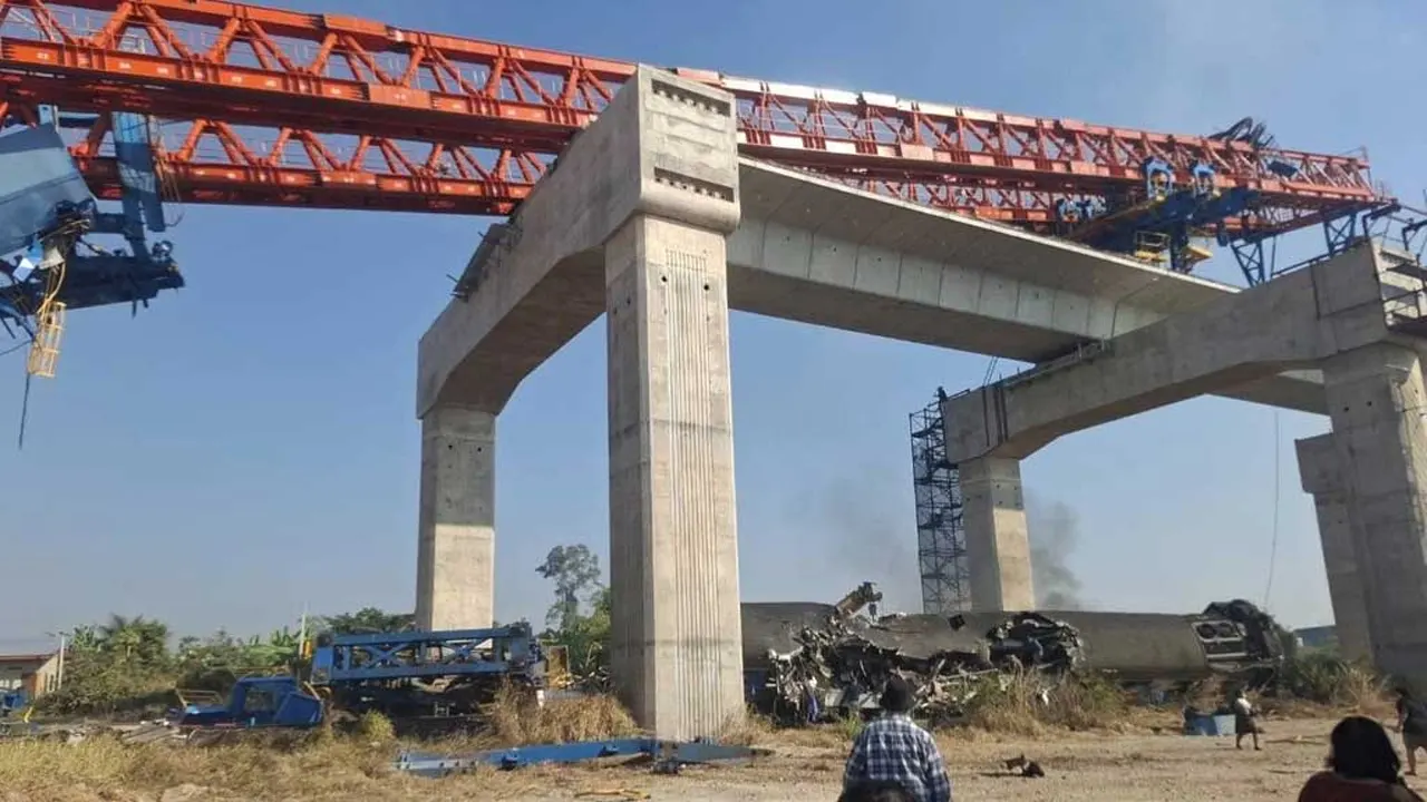 থাইল্যান্ডে চলন্ত ট্রেনের ওপর ক্রেন ভেঙে পড়ে নিহত ২২
