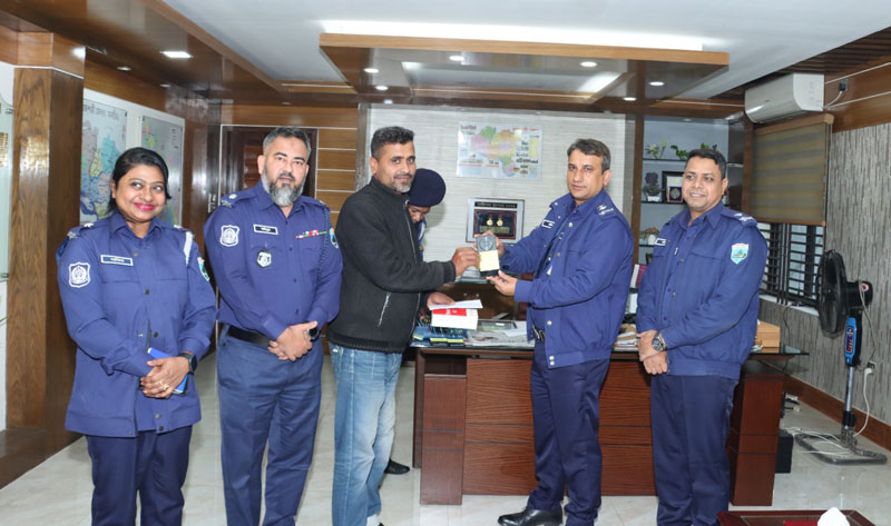 রাজশাহীতে উদ্ধার ৫০টি মোবাইল ফোন মালিকদের হস্তান্তর করলো জেলা পুলিশ