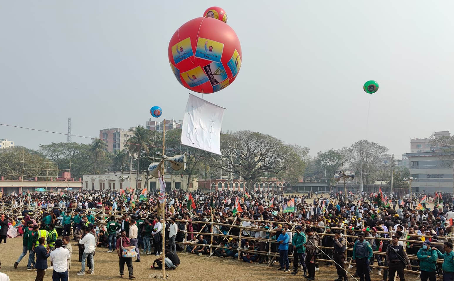 রাজশাহীর ঐতিহাসিক মাদ্রাসা মাঠে জনস্রোত