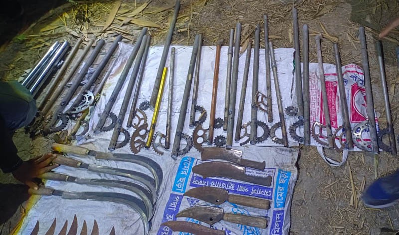 বাগমারায় র‌্যাবের অভিযানে বিপুল পরিমান দেশীয়  অস্ত্র উদ্ধার