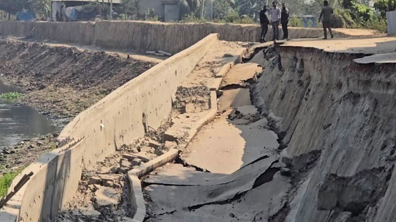 উদ্বোধনের আগেই ধসে পড়ল সড়ক