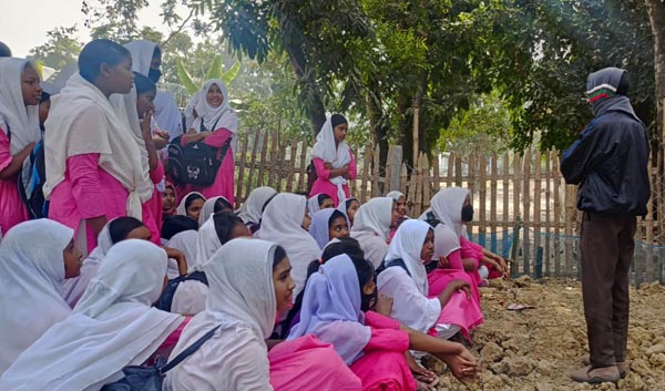 স্কুলের প্রবেশপথে প্রভাবশালীর বেড়া, ফিরে গেল শিক্ষার্থীরা