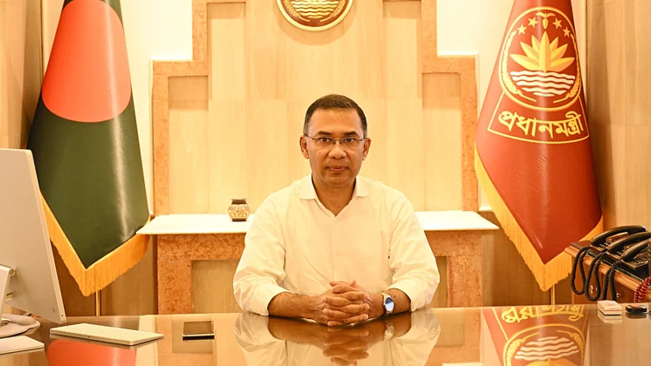সময়মতো অফিসে পৌঁছে সবাইকে অবাক করলেন প্রধানমন্ত্রী