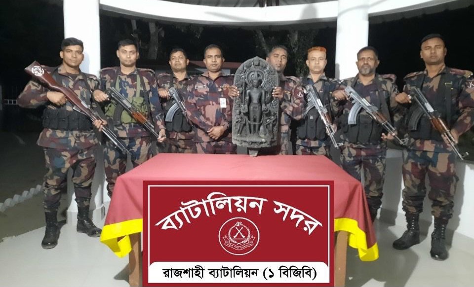 রাজশাহী সীমান্তে দুর্লভ  কষ্টি পাথরের  মুর্তি উদ্ধার