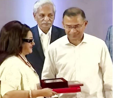 ববিতার হাতে একুশে পদক দিলেন প্রধানমন্ত্রী