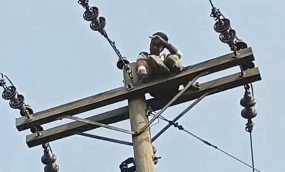 তানোরে বিদ্যুতের খুঁটিতে উঠে কিশোরের কান্ড