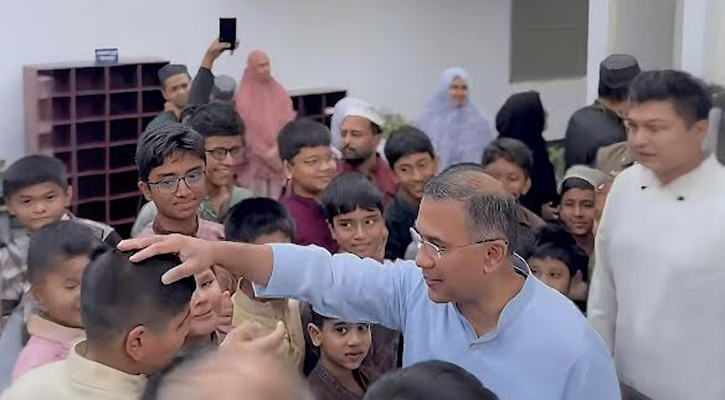 জুমা শেষে শিশুদের সঙ্গে প্রধানমন্ত্রীর খুনসুটি